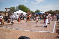 Los danzantes Aztecas también participaron en el evento indígena que se celebró en Las Vegas ...