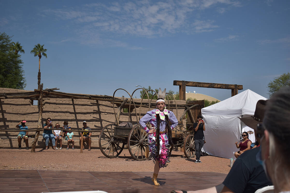 Una bailarina Shoshone hizo una representación de una danza de su tribu. El sábado 25 de sept ...