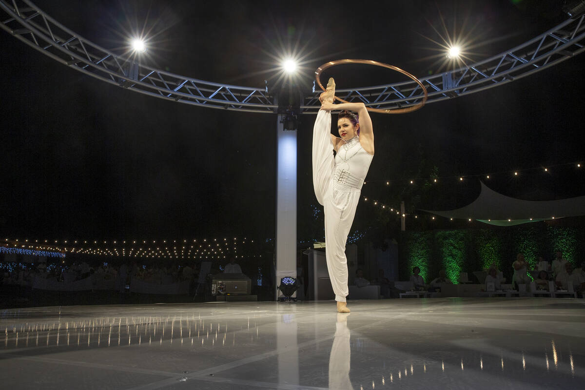 Vladimir de Cirque Mechanics realiza una acrobacia durante la gala Night en Blanc en Las Vegas ...