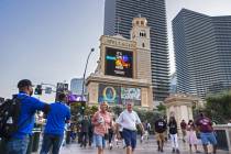 Peatones pasan por delante del Bellagio el lunes. Blackstone compró el Bellagio en 2019 a MGM ...