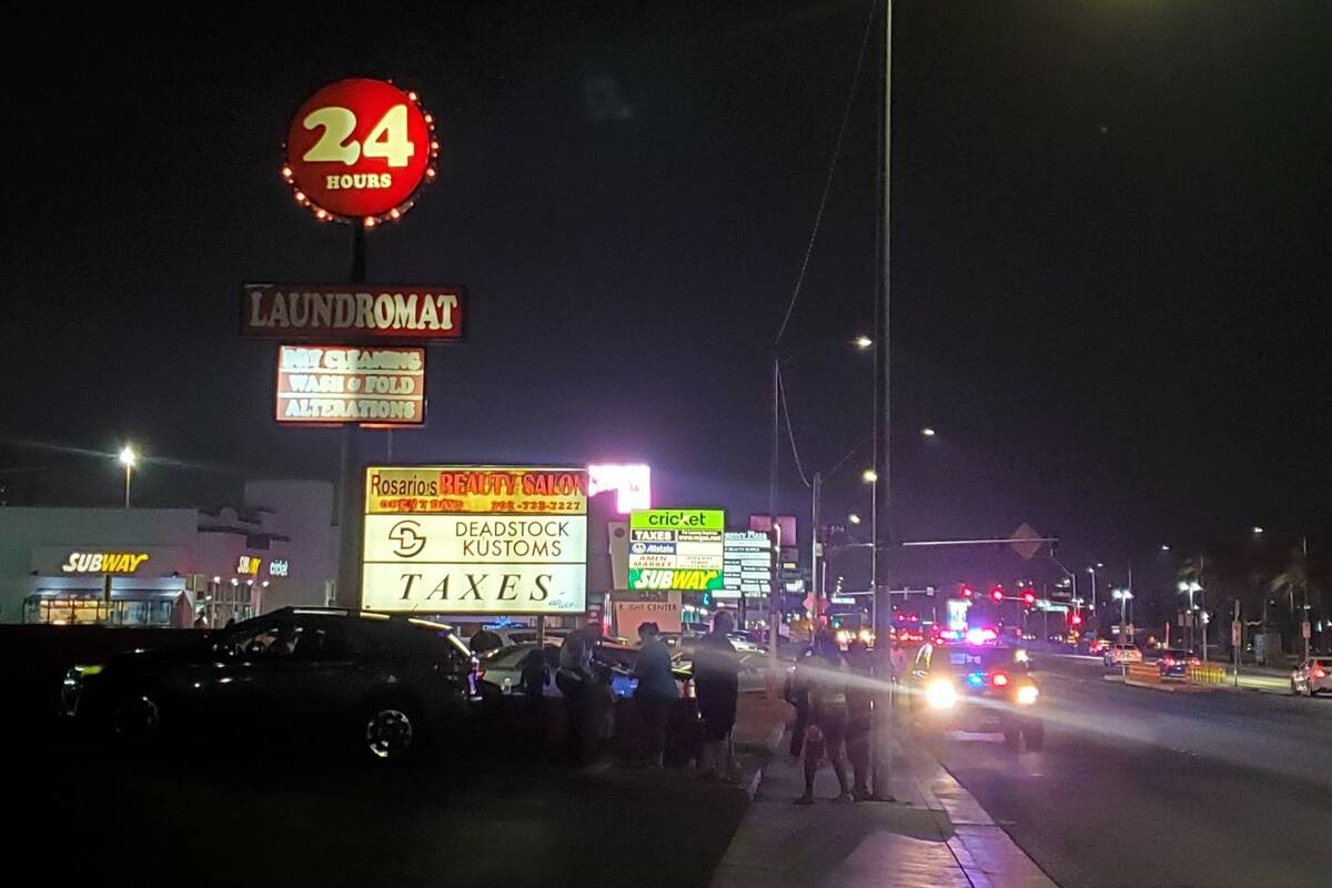 La policía investiga un homicidio en la cuadra 3500 de South Maryland Parkway en Las Vegas el ...
