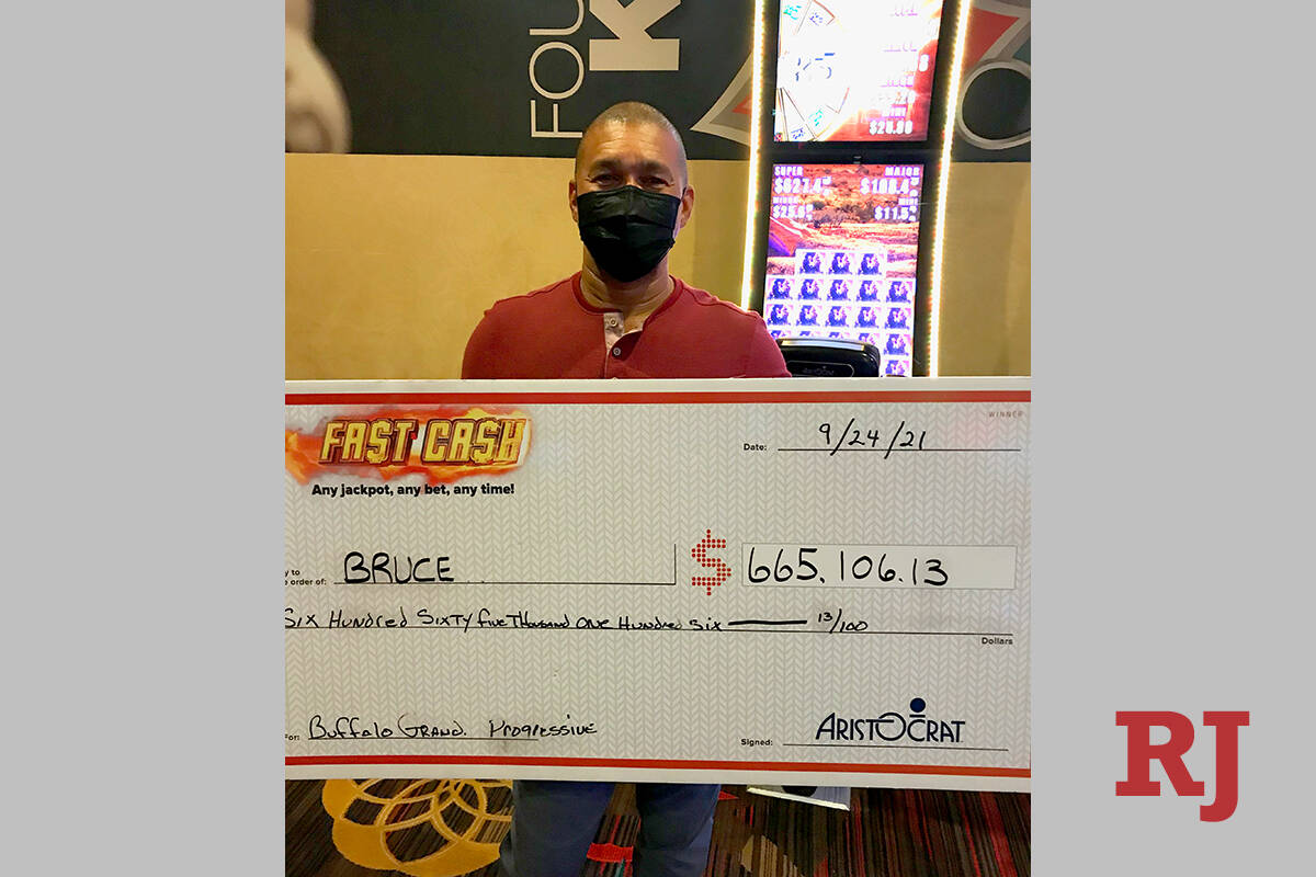 Bruce, un visitante de San Diego, ganó un premio mayor progresivo de 665,106 dólares con una ...
