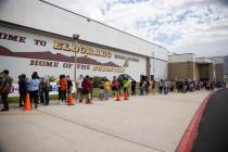 Gente hace fila durante una clínica de vacunación COVID-19 emergente en Eldorado High School ...