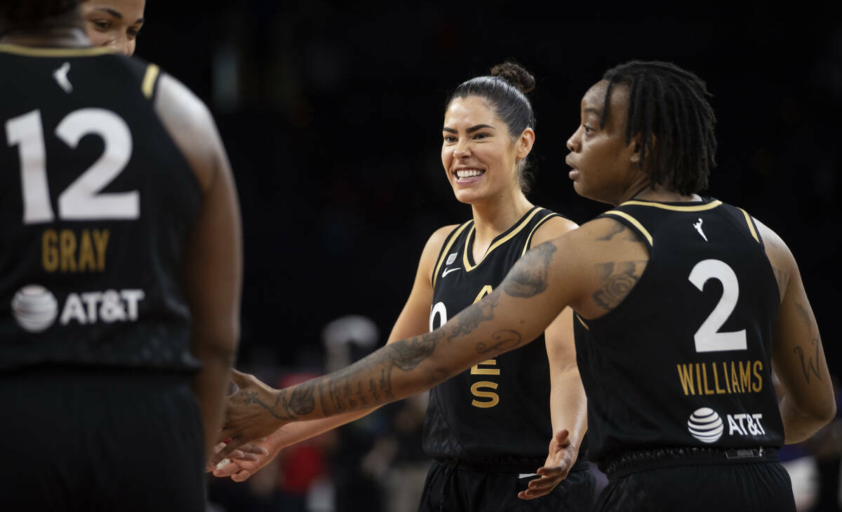 La jugadora de Las Vegas Aces, Kelsey Plum (10), celebra una gran acción con sus compañeras d ...