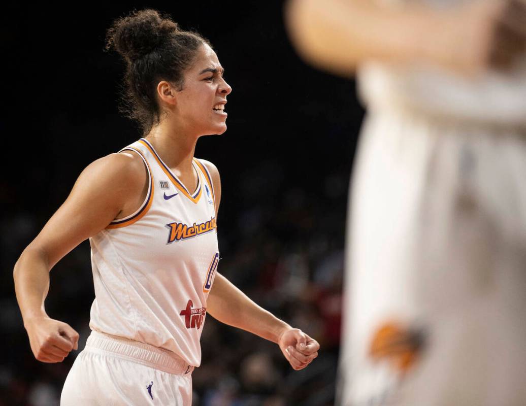 La jugadora de Phoenix Mercury, Kia Nurse (0), muestra su frustración en la segunda mitad dura ...