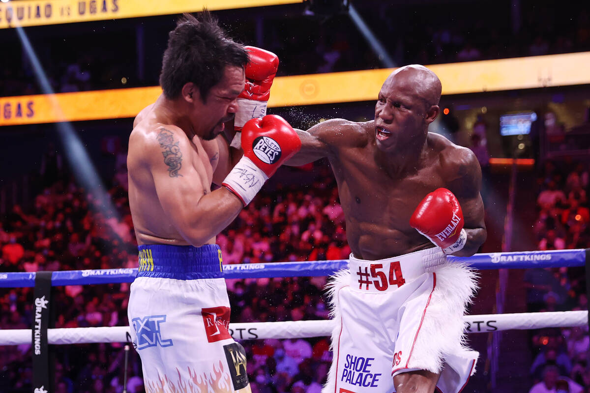 Yordenis Ugas, a la izquierda, lucha contra Manny Pacquiao en el quinto asalto del combate por ...