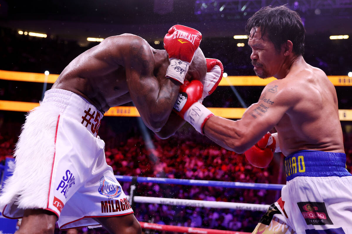 Yordenis Ugas, a la izquierda, recibe un golpe de Manny Pacquiao en el sexto asalto del combate ...