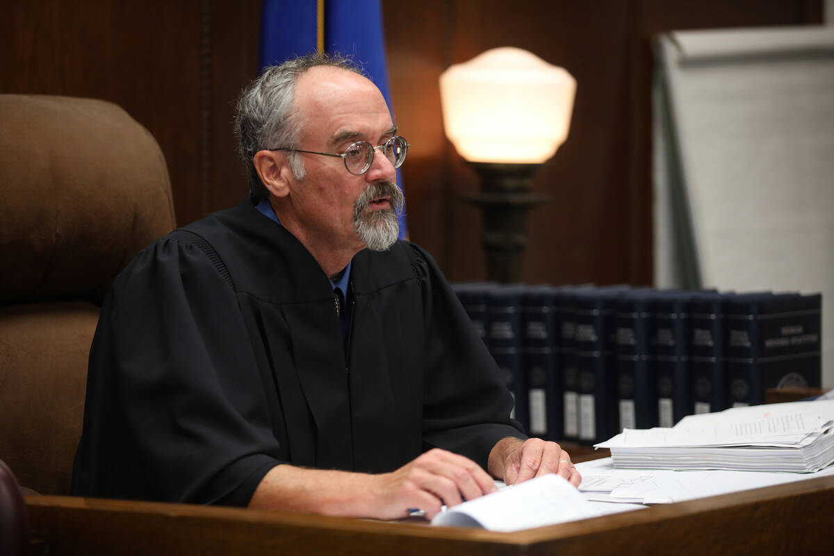 El juez de distrito del Condado White Pine, Steve Dobrescu, se dirige al tribunal durante la se ...