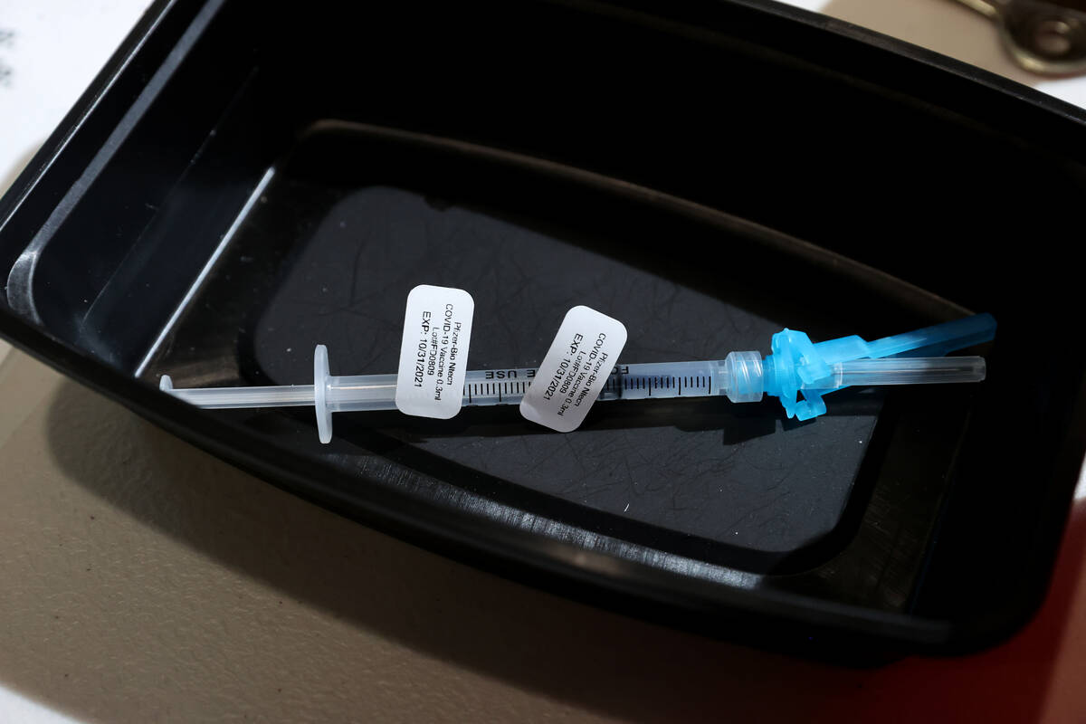 Una inyección de refuerzo de la vacuna COVID-19 de Pfizer está lista para su uso en la clíni ...