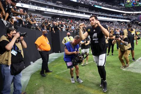 El quarterback de los Raiders de Las Vegas, Derek Carr (4), levanta los brazos mientras deja el ...