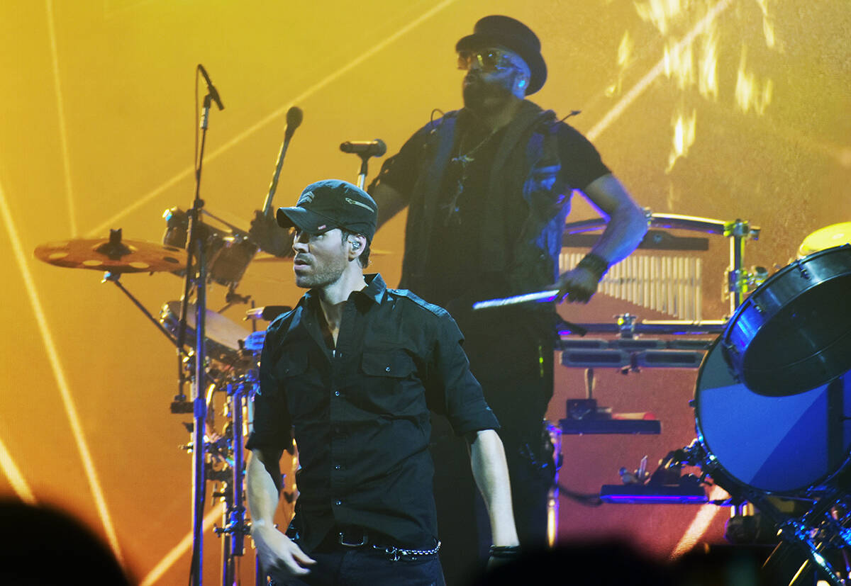 El cantante español, Enrique Iglesias, también optó por vestir de negro y con la gorra que l ...
