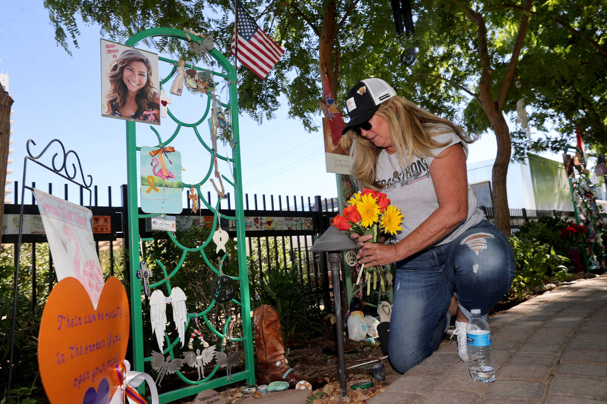 Alicia Mierke, de Henderson, coloca flores en dedicación para la víctima del tiroteo del fest ...