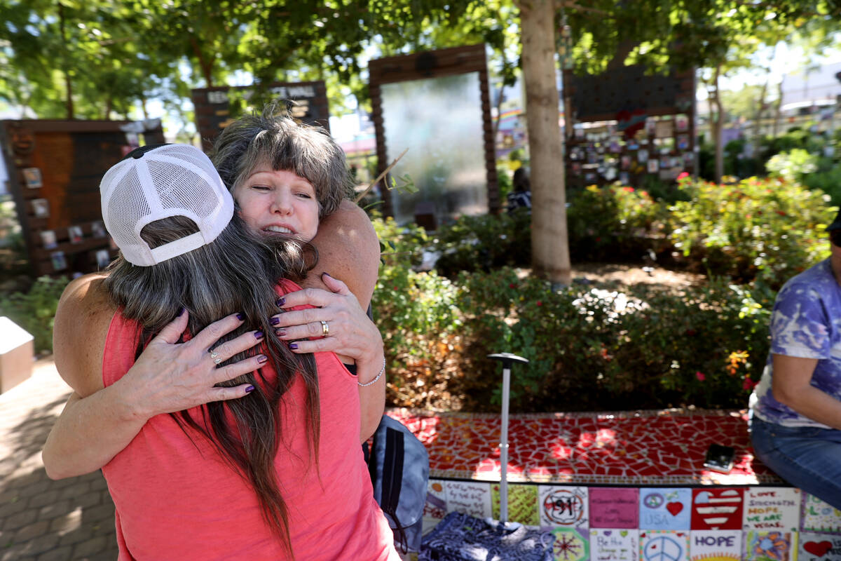 Sue Ann Cornwell, a la izquierda, abraza a Terri Keener en el Las Vegas Community Healing Garde ...