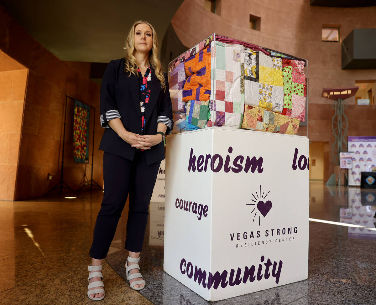 Tennille Pereira, directora de Vegas Strong Resiliency Center, con una exposición que incluye ...