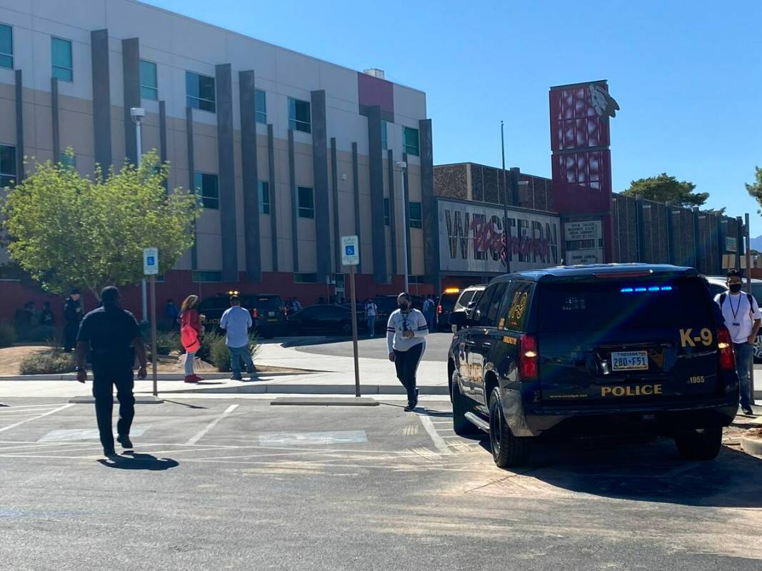 La policía de Las Vegas responde para disolver una serie de peleas en Western High School en 4 ...