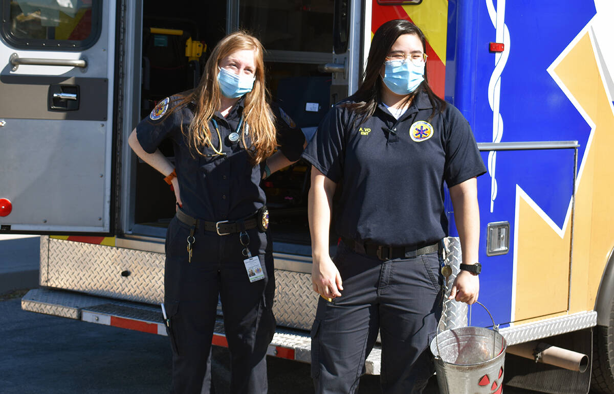 En la foto de archivo, personal de emergencia explica a los asistentes al evento, las labores q ...