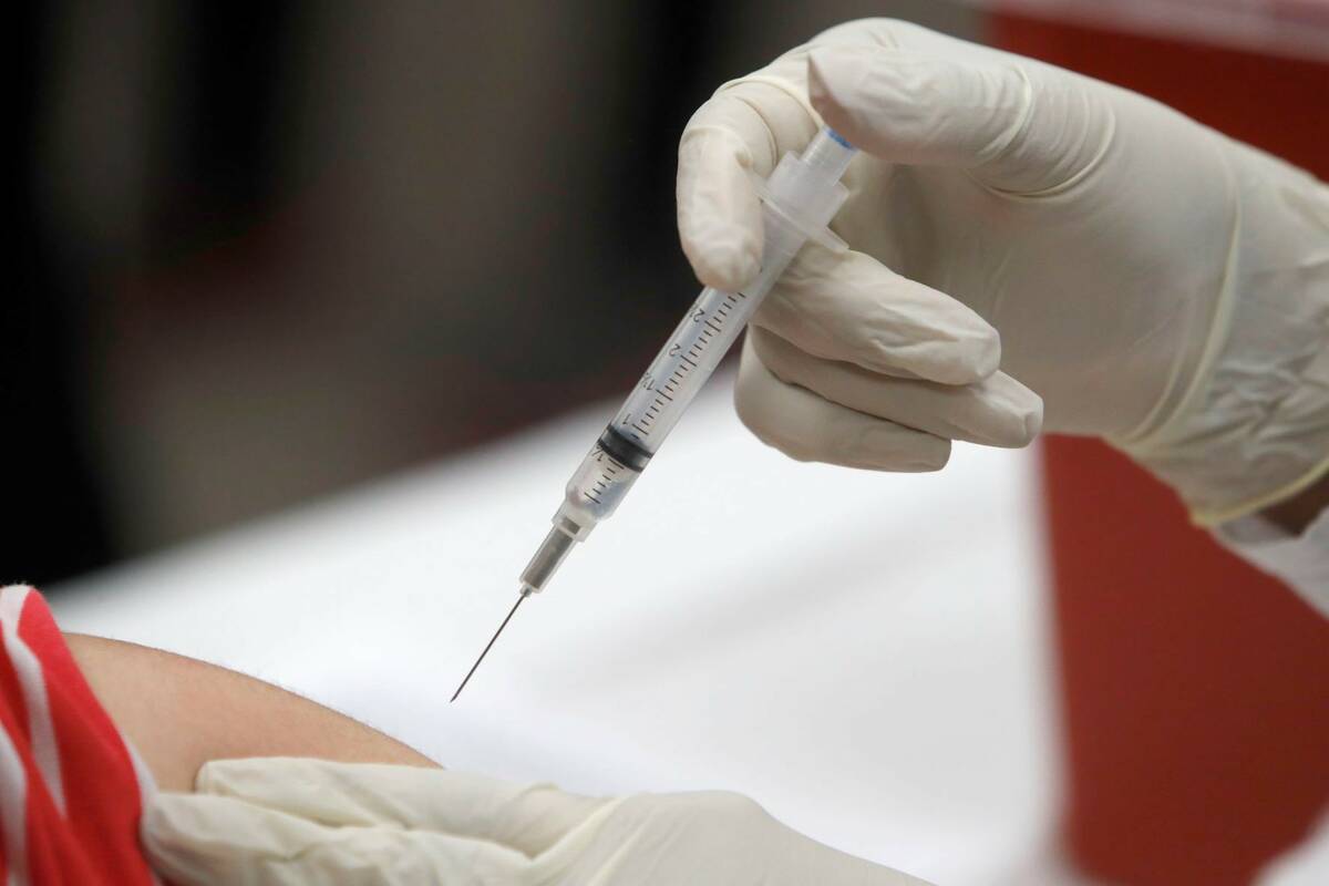 Un paciente recibe una vacuna contra la gripe en Mesquite, Texas, enero de 2020. (AP Photo/LM O ...