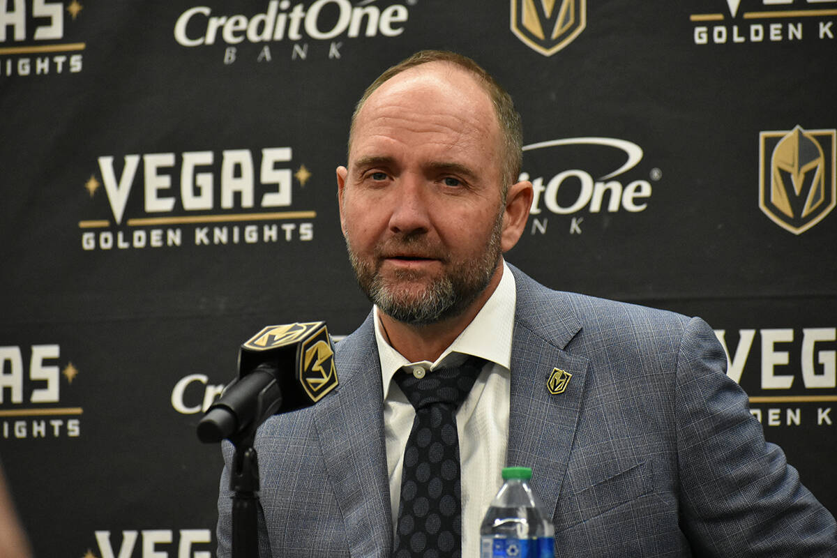 El entrenador de Vegas Golden Knights, Peter DeBoer, habla con los medios de comunicación desp ...