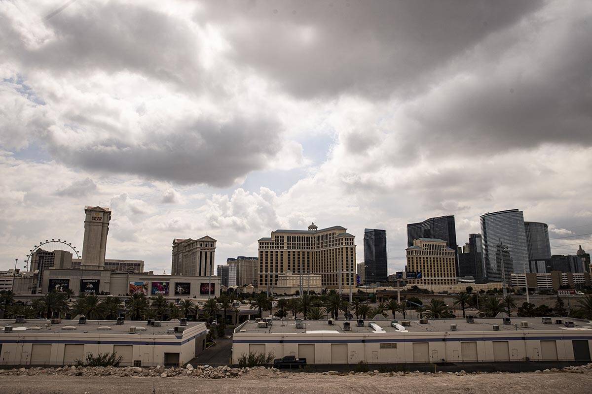 Nubes cubren el Valle de Las Vegas el lunes 26 de julio de 2021. La lluvia tiene una posibilida ...