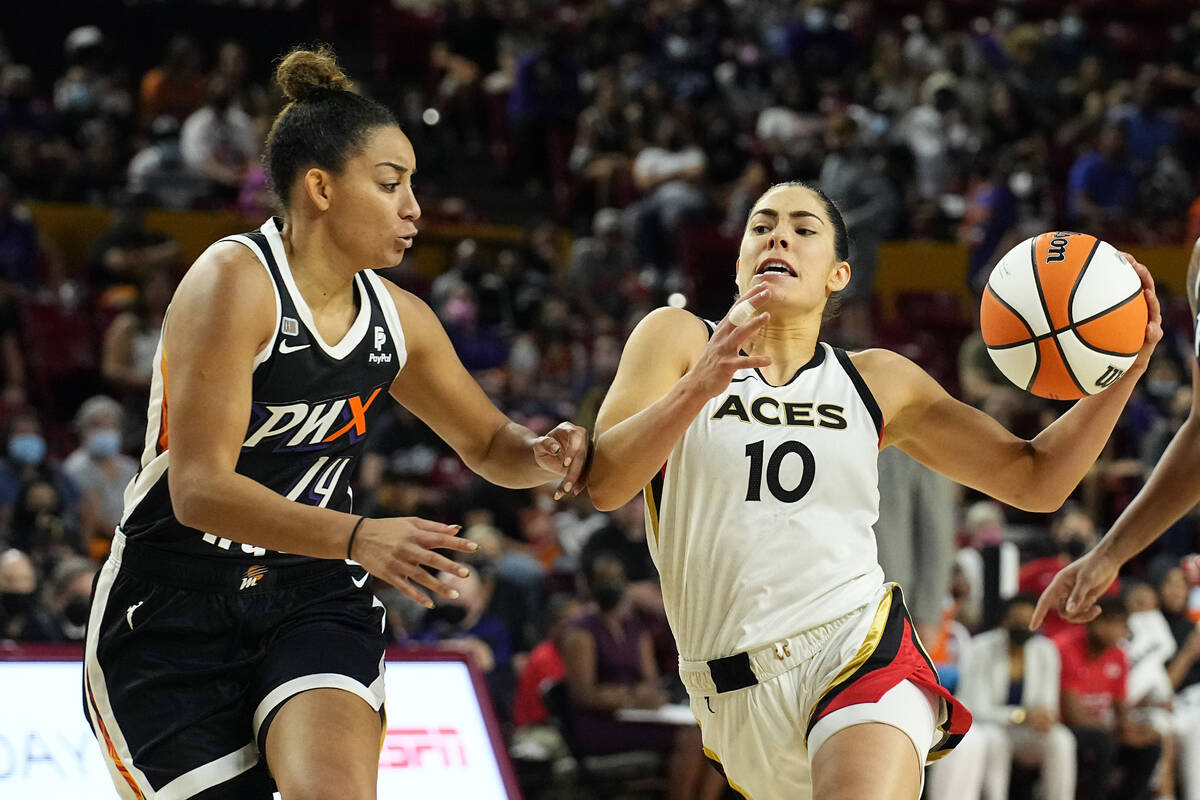 La escolta de Las Vegas Aces Kelsey Plum (10) conduce contra la escolta de Phoenix Mercury Bria ...