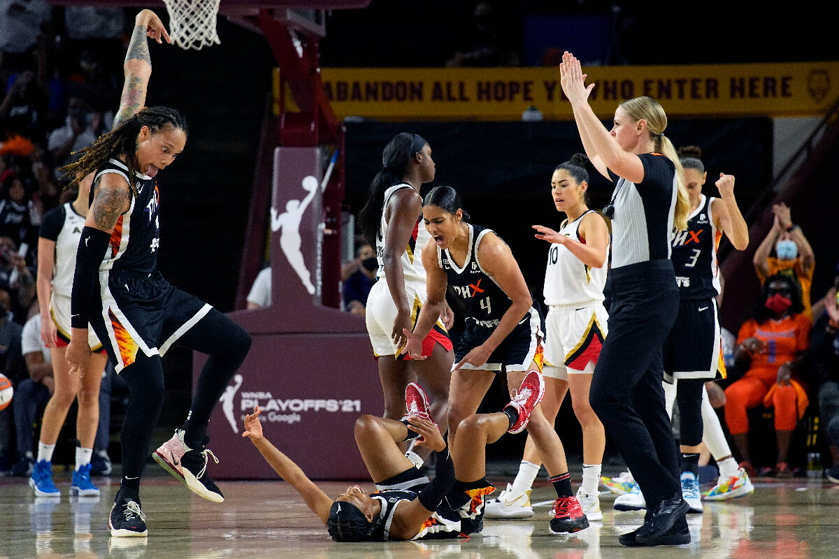 Shey Peddy de Phoenix Mercury , abajo, celebra con Brittney Griner (42), Bria Hartley (14), Kia ...