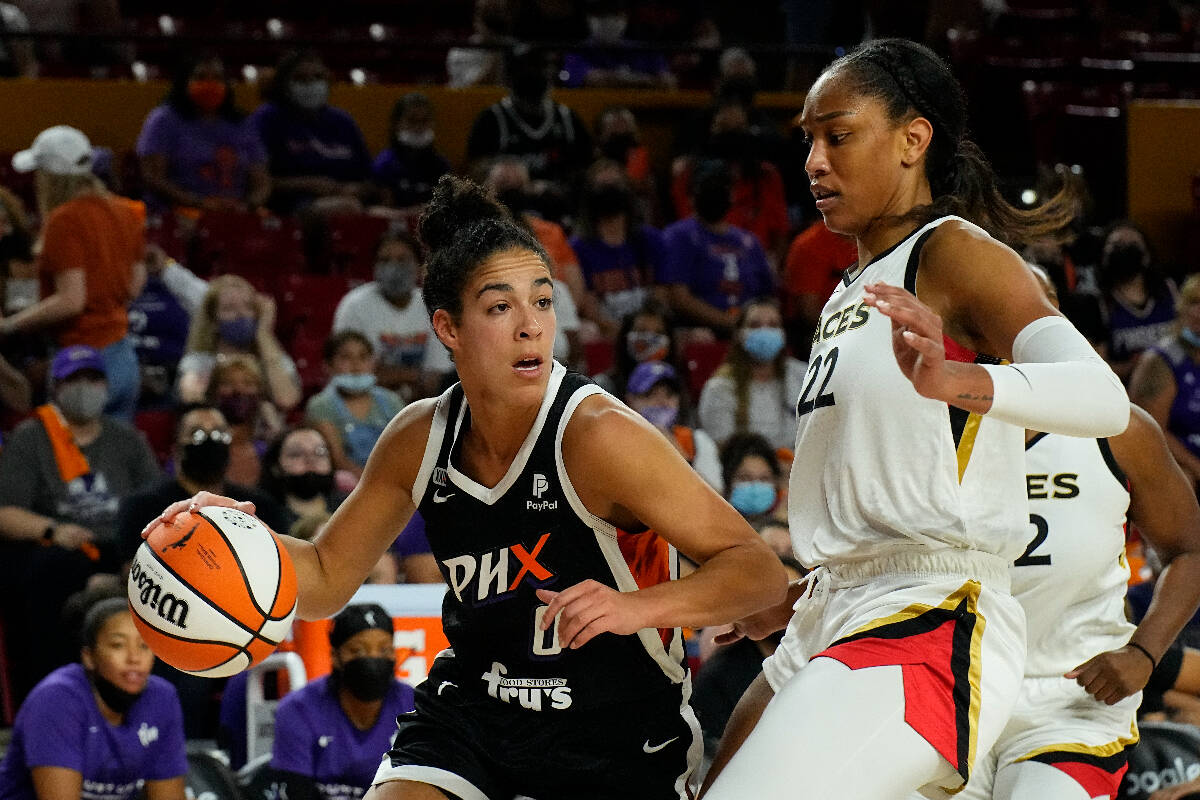 La escolta de Phoenix Mercury Kia Nurse (0) conduce sobre la delantera de Las Vegas Aces A'ja W ...