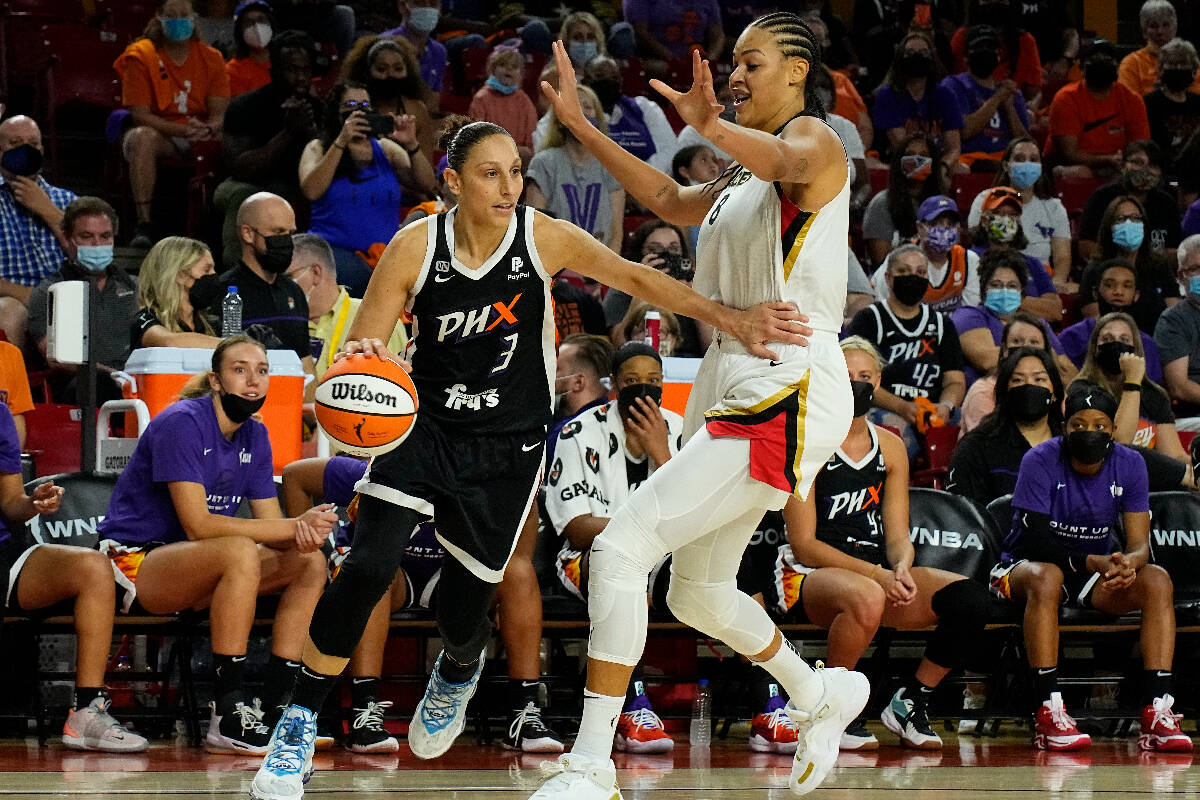 La escolta del Phoenix Mercury Diana Taurasi (3) conduce contra la pívot de Las Vegas Aces Liz ...