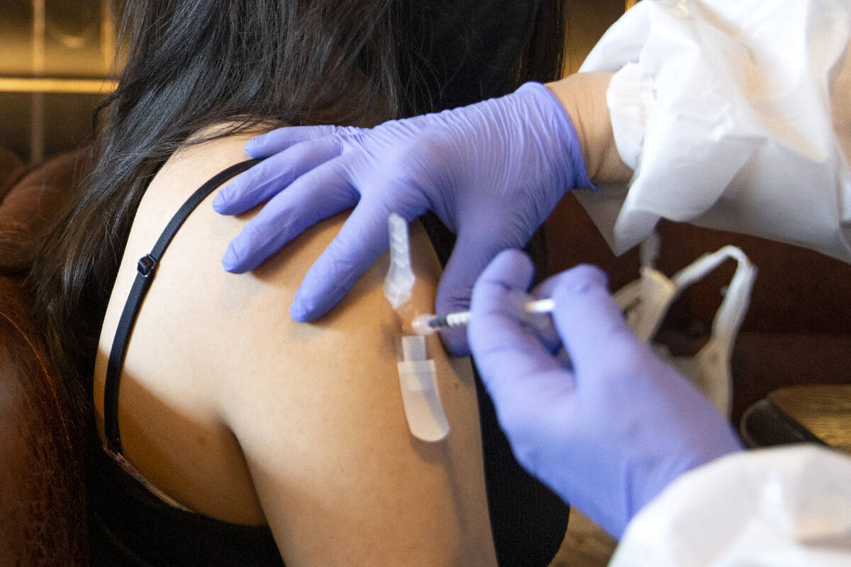 Audrey Vallapudua, de Las Vegas, recibe la vacuna COVID-19 de Pfizer en una clínica de vacunac ...