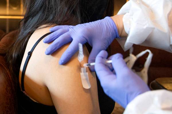 Audrey Vallapudua, de Las Vegas, recibe la vacuna COVID-19 de Pfizer en una clínica de vacunac ...