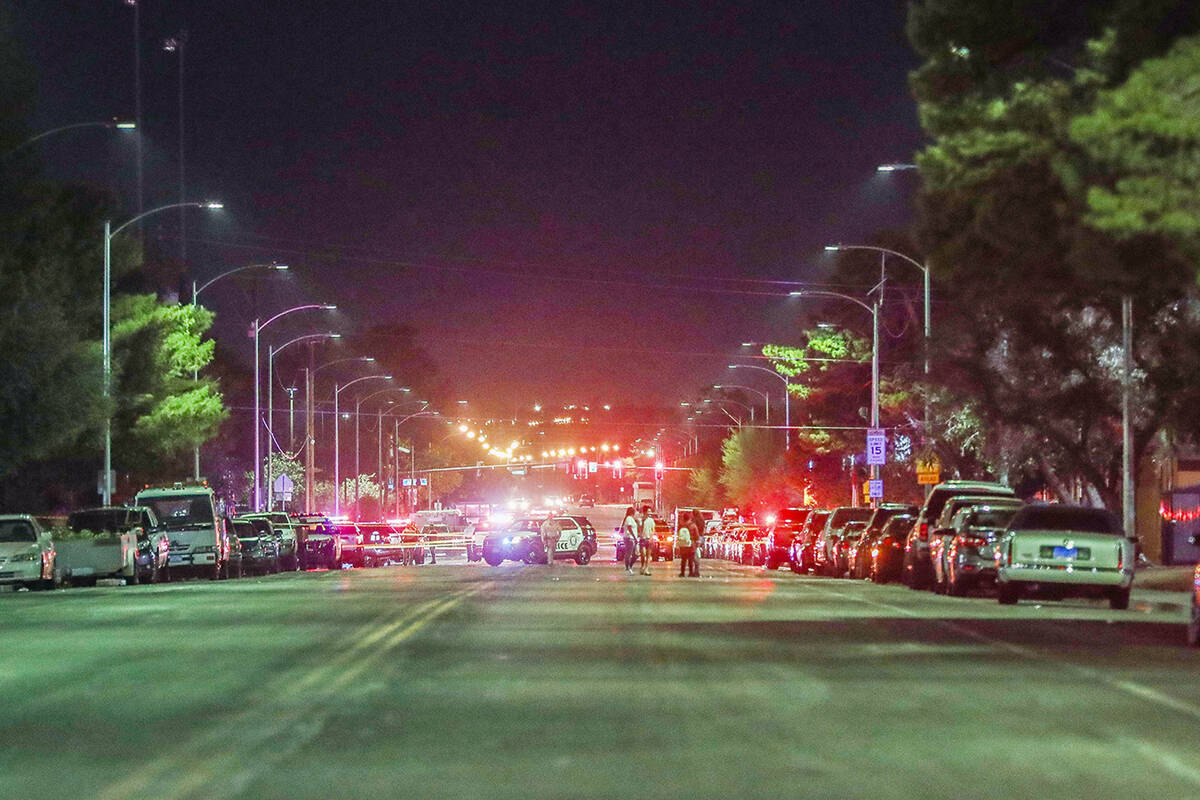 La escena de un tiroteo cerca de la cuadra 4100 de Pennwood Avenue en Las Vegas, el lunes 4 de ...