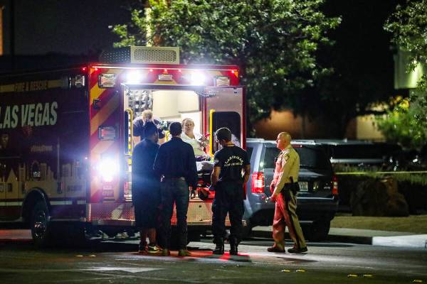 Una mujer es llevada a una ambulancia después de un tiroteo con un oficial involucrado cerca d ...