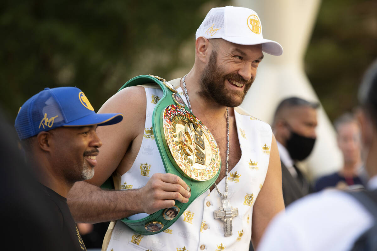 El campeón de peso pesado de la WBC, Tyson Fury, posa para fotos con su entrenador Sugar Hill ...