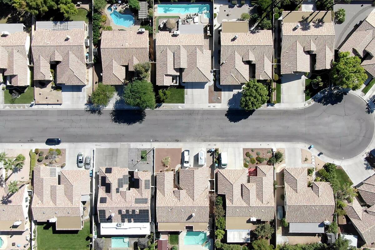 Una vista aérea de las viviendas entre Sahara Avenue y O'Bannon Drive en Las Vegas, Nevada, el ...