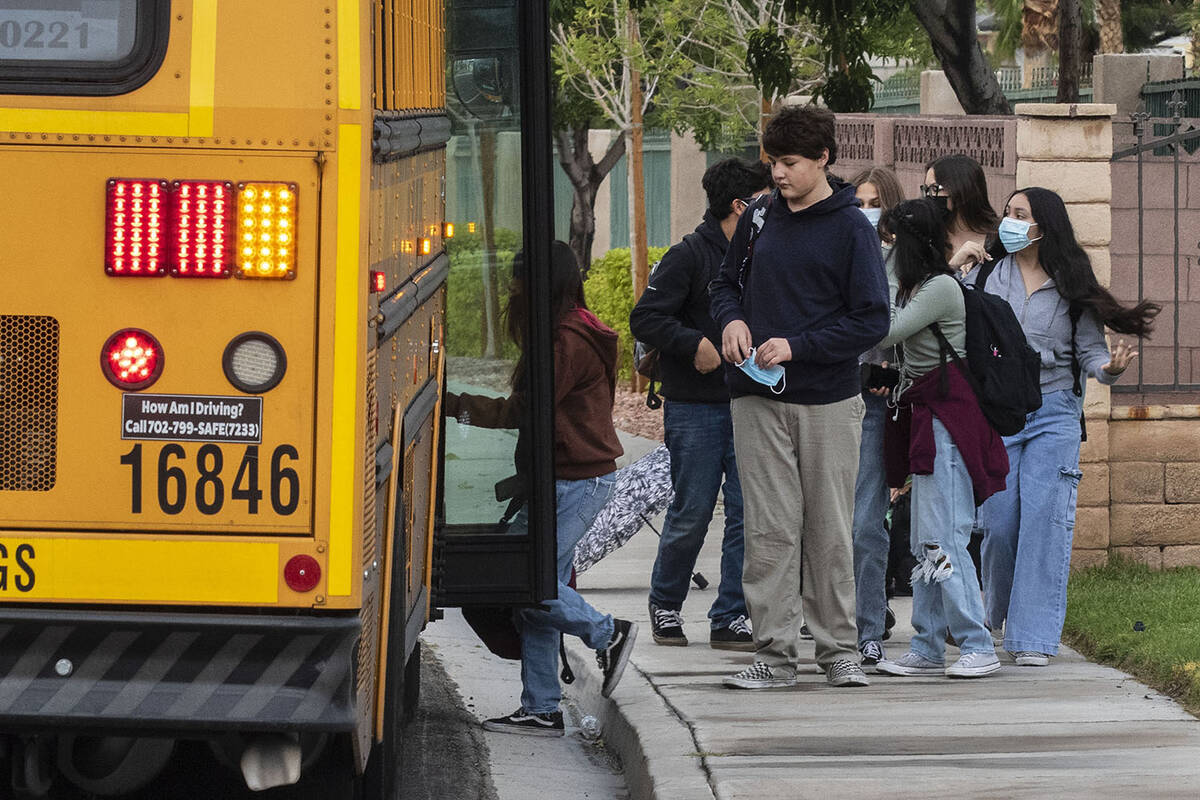 Estudiantes suben al autobús escolar en Odette Lane y Charleston Boulevard, el martes 5 de oct ...