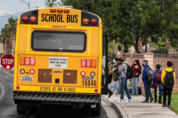 Estudiantes suben al autobús escolar en Odette Lane y Charleston Boulevard, el martes 5 de oct ...