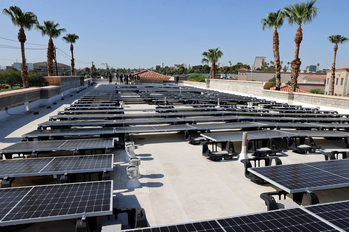 Una instalación solar en el tejado de Catholic Charities of Southern Nevada en el campus de la ...