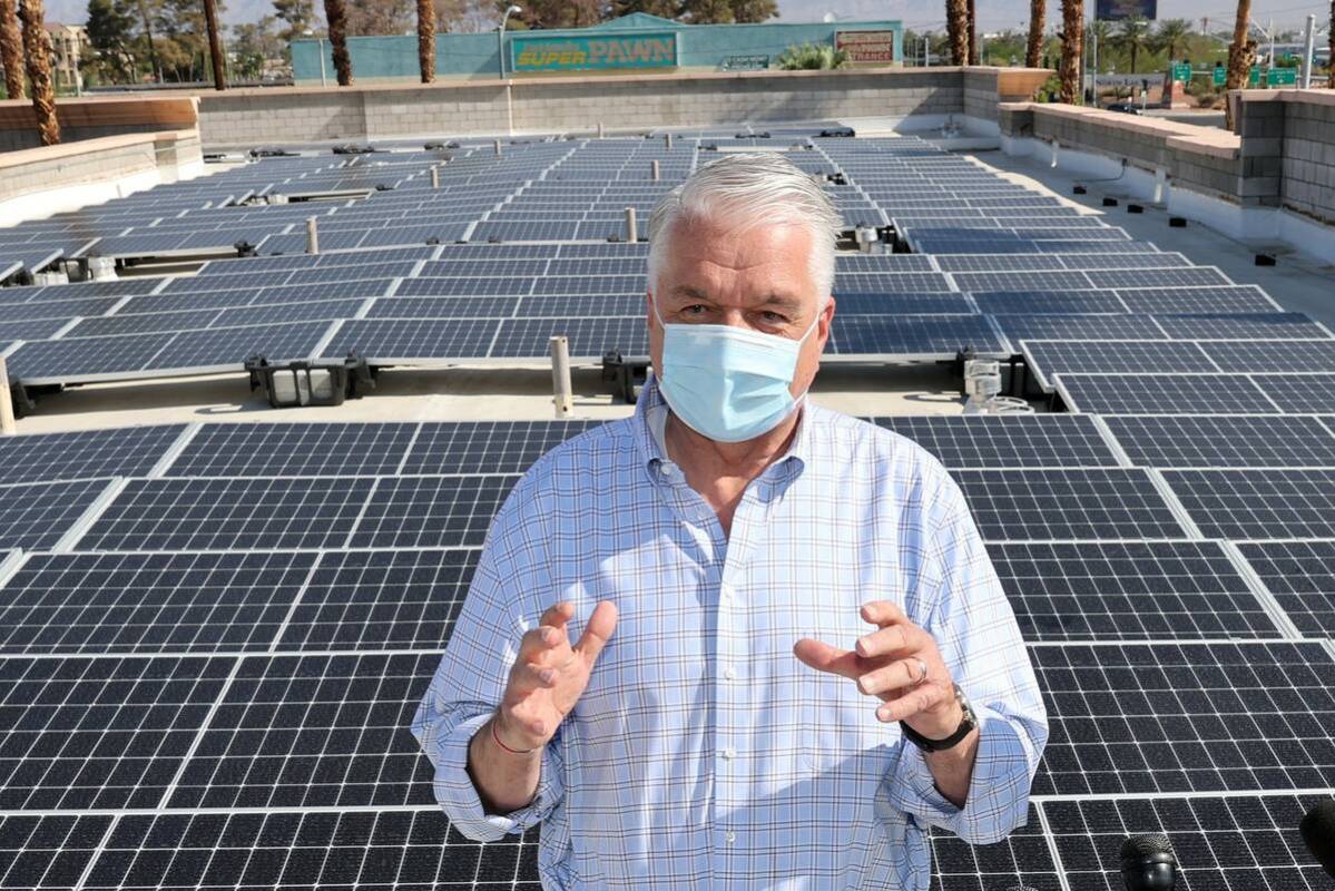 El gobernador de Nevada, Steve Sisolak, en una instalación solar sobre un tejado en Las Vegas ...