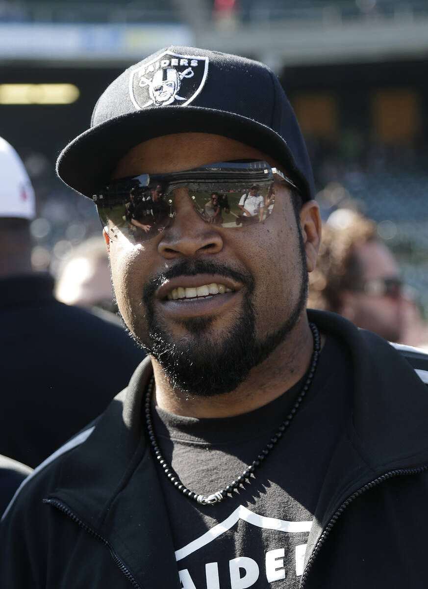 El rapero Ice Cube sonríe antes de un partido de fútbol americano de la NFL entre los Oakland ...