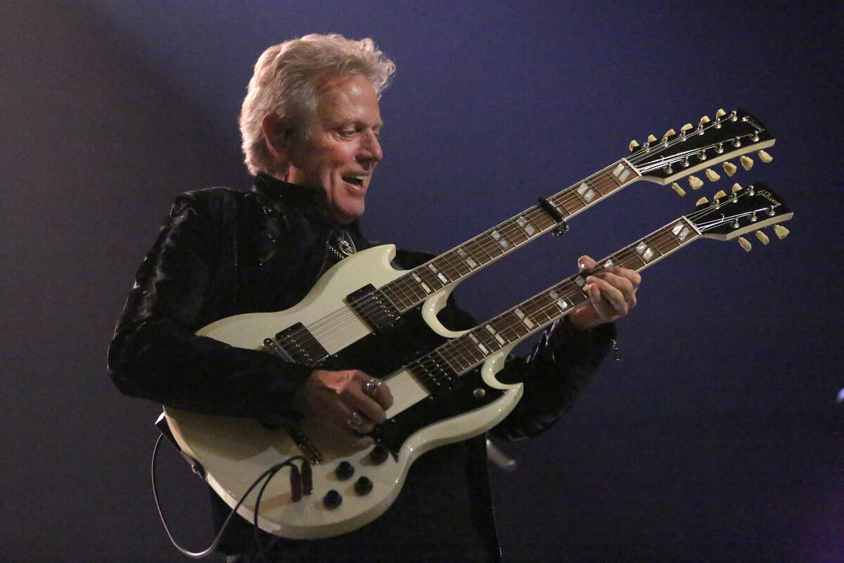 Don Felder, ex integrante de los Eagles, interpreta Hotel California como parte del espectácul ...