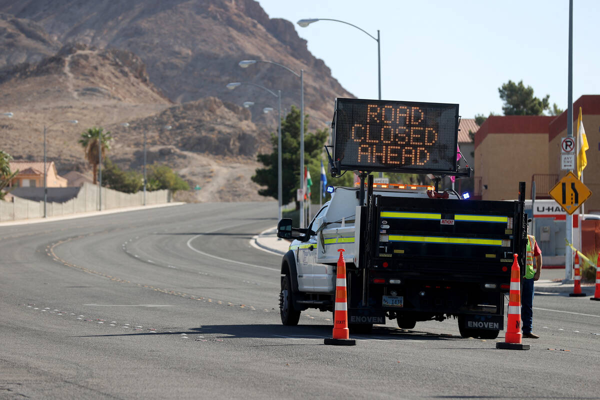 Los trabajadores del Departamento de Transporte de Nevada cierran Lake Mead Boulevard en la cal ...