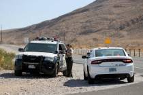La policía de Las Vegas cierra Lake Mead Boulevard en Arnona Road en Las Vegas el domingo 3 de ...