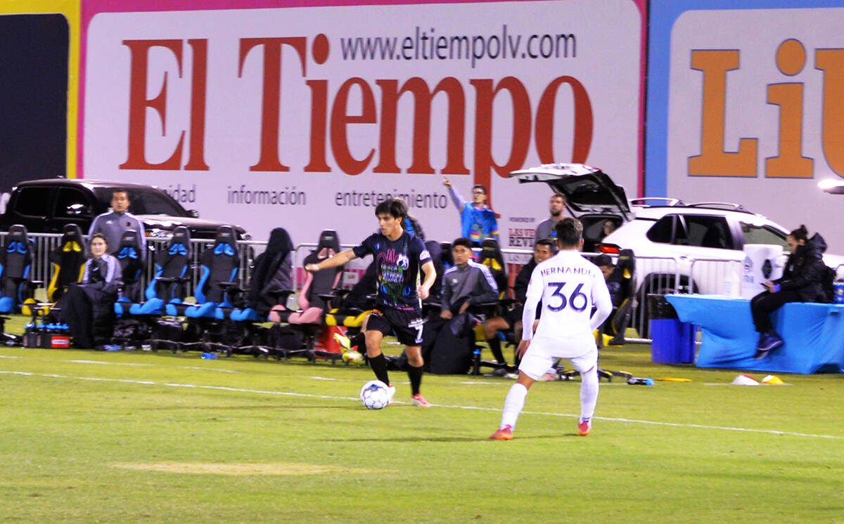 Bruce El Mesmari (7), de Las Vegas Lights FC, y Jorge Hernández (36), de LA Galaxy II, fueron ...