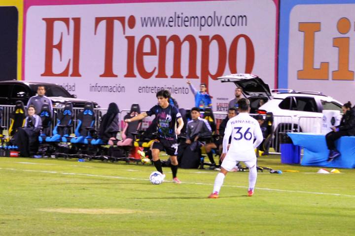 Bruce El Mesmari (7), de Las Vegas Lights FC, y Jorge Hernández (36), de LA Galaxy II, fueron ...