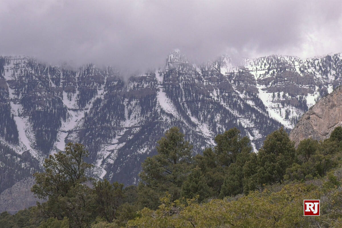 Los picos de Mount Charleston y la zona de esquí de Lee Canyon están cubiertos de nieve a pri ...