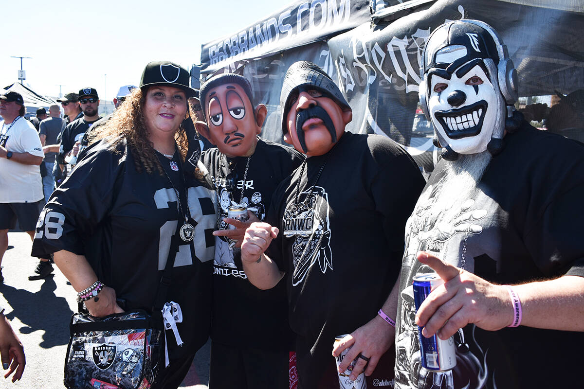 Los aficionados de los Raiders disfrutan de una convivencia previo al juego de la Semana 5 entr ...