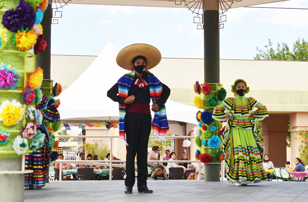Los jóvenes presentaron varios bailes mexicanos, en el festival familiar realizado por autorid ...