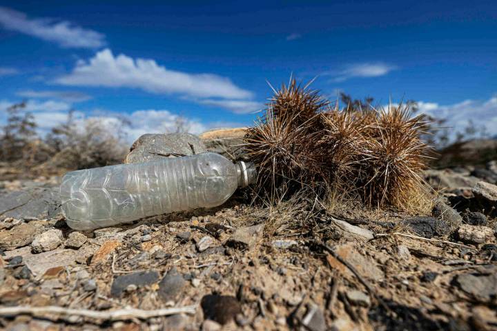 Una botella de agua vacía en un campo vacío el sábado 9 de octubre de 2021, en Las Vegas. (B ...