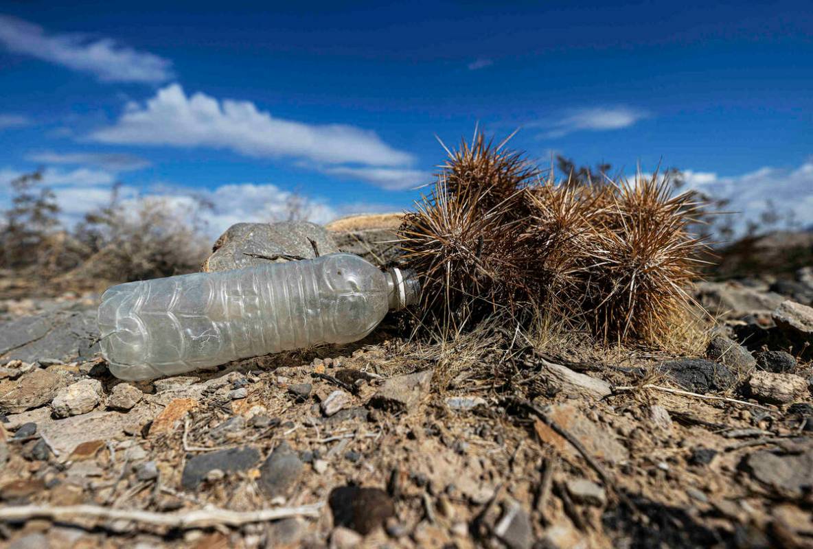 Una botella de agua vacía en un campo vacío el sábado 9 de octubre de 2021, en Las Vegas. (B ...