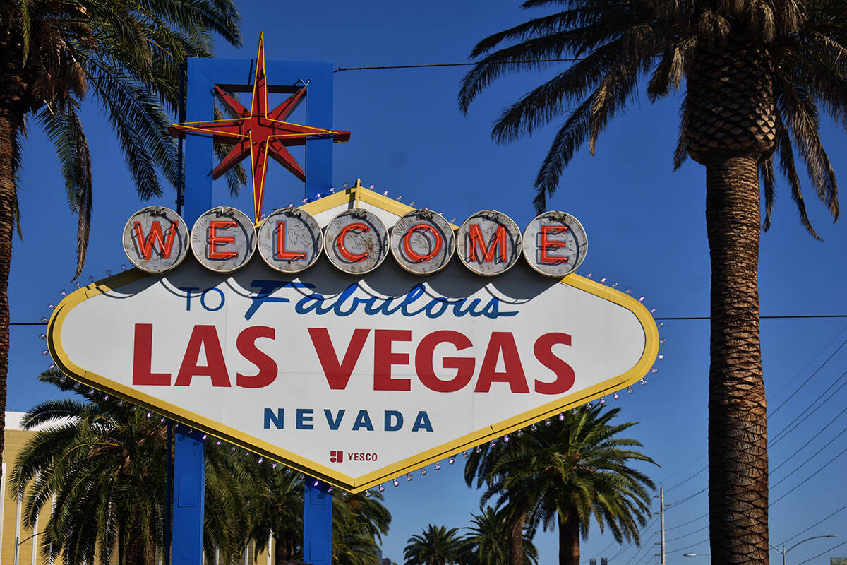 Las luces de los focos (bombillas) del letrero de “Welcome to Fabulous” Las Vegas cambiaron ...