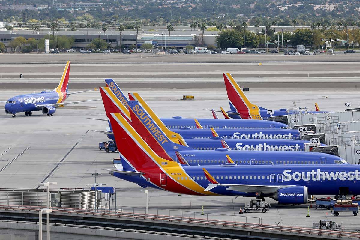​​Un avión de Southwest Airlines rueda sobre la pista en el Aeropuerto Internacional McCar ...